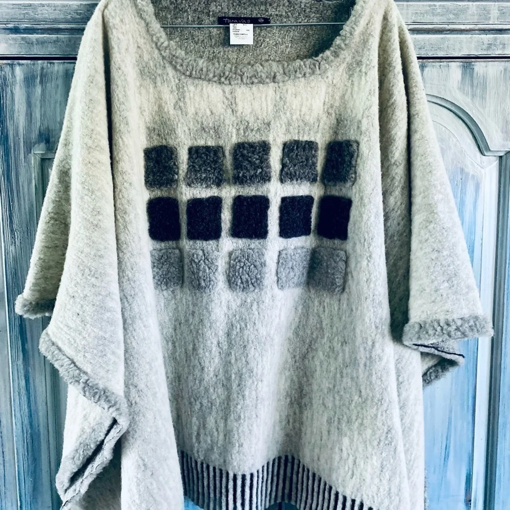TARA Vao Gray Wool Poncho